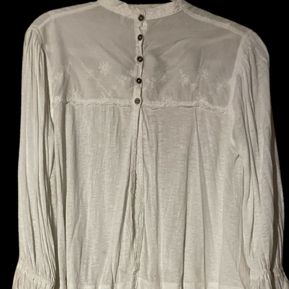 Free People 😍 White Flowy / Open back blouse❣️ - Picture 4 of 5